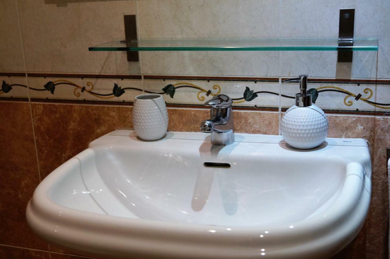 Apartamento Plaza Alfonso XII Malaga Bagian luar foto